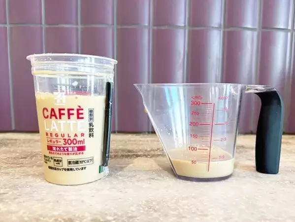 コンビニのカフェラテが大変身！　余りがちな粉を入れたらお店で出してもバレなくない！？