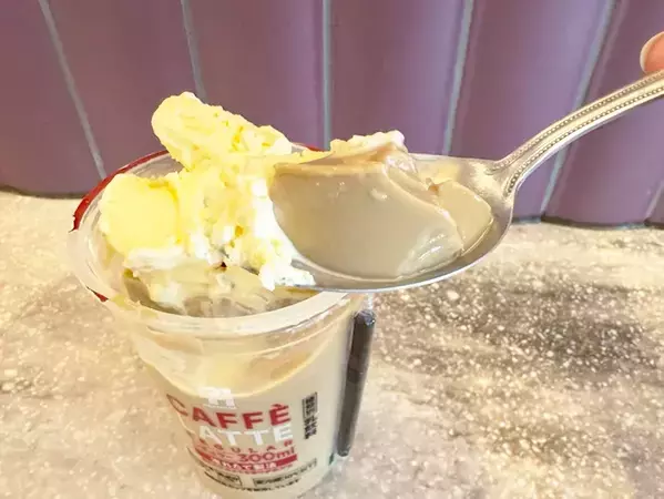 コンビニのカフェラテが大変身！　余りがちな粉を入れたらお店で出してもバレなくない！？
