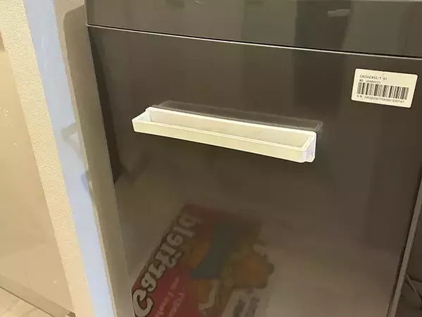 100均タオルバーを洗濯機や天井にペタッ　収納や物干しが楽になる3つの『じゃない使い方』