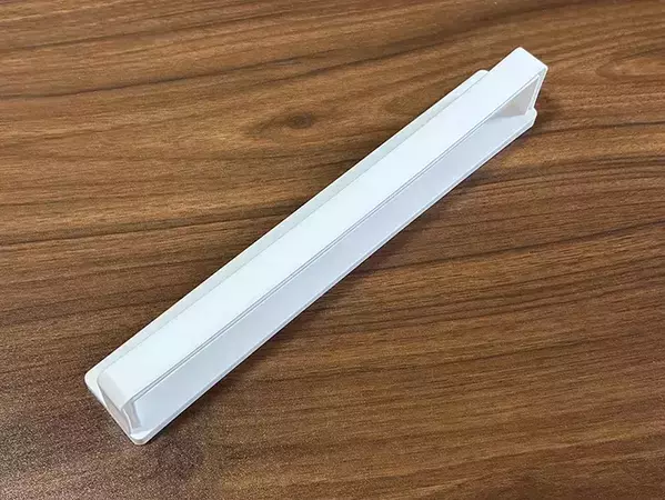 100均タオルバーを洗濯機や天井にペタッ　収納や物干しが楽になる3つの『じゃない使い方』