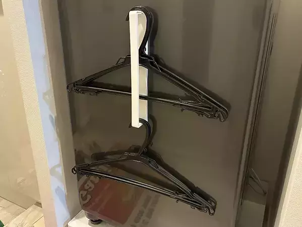 100均タオルバーを洗濯機や天井にペタッ　収納や物干しが楽になる3つの『じゃない使い方』