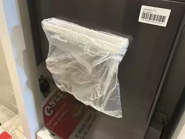 100均タオルバーを洗濯機や天井にペタッ　収納や物干しが楽になる3つの『じゃない使い方』