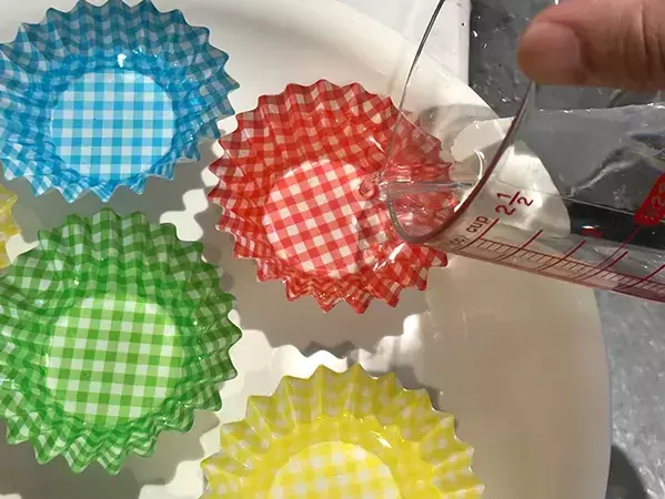 100均おかずカップに水を注いで…　1時間放置でカチカチ氷に仕上がる簡単テク