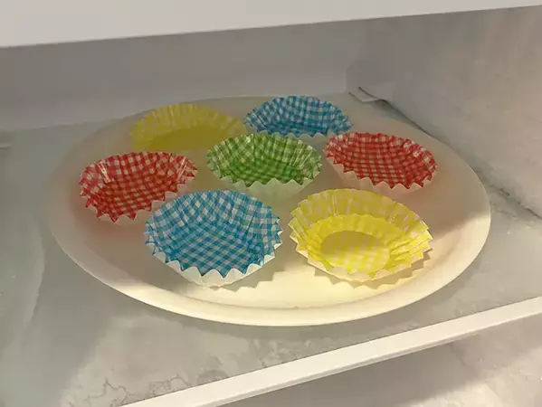 100均おかずカップに水を注いで…　1時間放置でカチカチ氷に仕上がる簡単テク