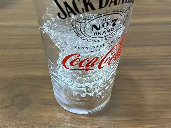 100均おかずカップに水を注いで…　1時間放置でカチカチ氷に仕上がる簡単テク