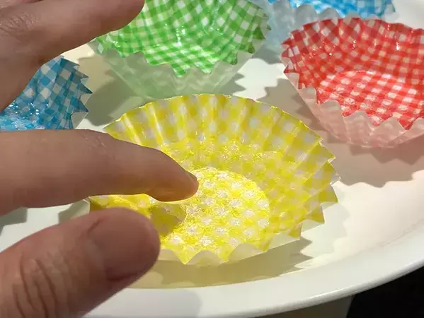 100均おかずカップに水を注いで…　1時間放置でカチカチ氷に仕上がる簡単テク