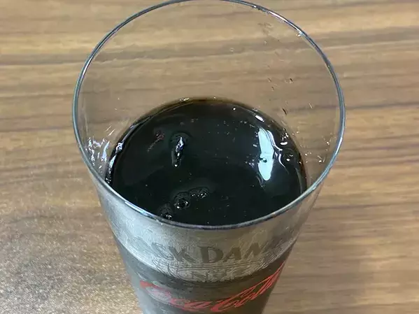 100均おかずカップに水を注いで…　1時間放置でカチカチ氷に仕上がる簡単テク
