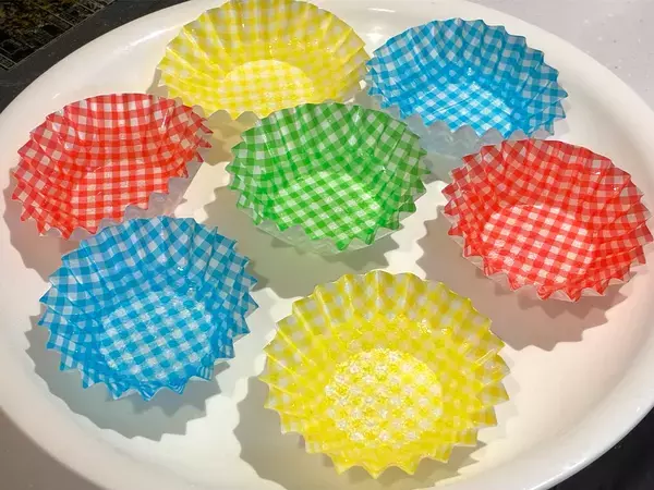 100均おかずカップに水を注いで…　1時間放置でカチカチ氷に仕上がる簡単テク