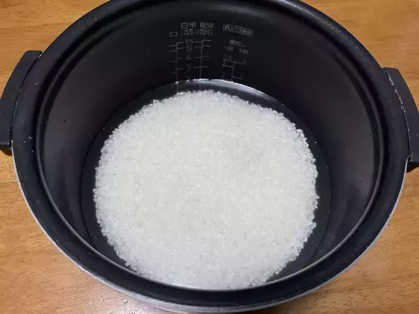 「米1合に氷2個」入れるだけ！　手軽すぎる炊飯テクに「もっと早く知りたかった」【炊飯術4選】