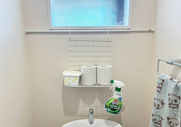 『100均のワイヤーネット』を90度にグイっと曲げると…　トイレ収納で役立つ裏ワザがこちら！
