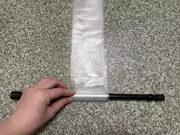 つっぱり棒×トイレットペーパーが意外と便利　ビニール袋を収納してみると…「片手でサッと取れる」