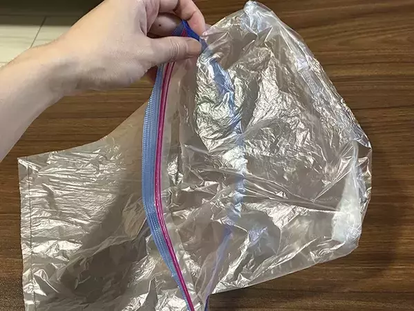 使い終わったジッパー袋を1か所切り分けて…　調理中のストレスが解消できる2つの再利用法