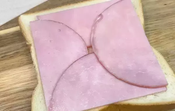 食パンの四隅までハムが届く！　意外な並べ方に「その発想はなかった」
