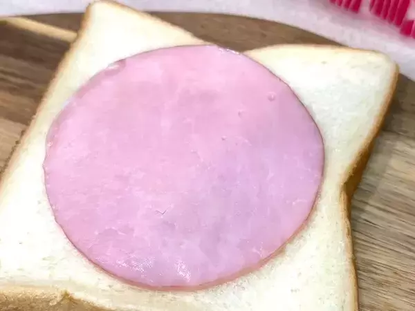 食パンの四隅までハムが届く！　意外な並べ方に「その発想はなかった」