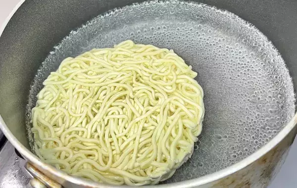 インスタントラーメンに『小さじ4分の1』加えるだけ！　味の変化に「コクと深みが出た！」