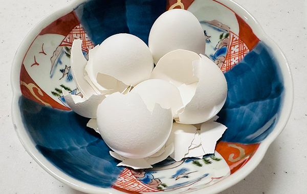 卵の殻でしつこい汚れが落ちるって本当？　裏ワザを試してみたら「見違えた！」「思いついた人、天才」