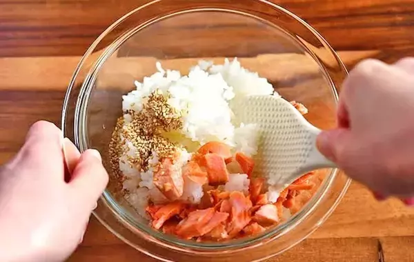 玉子焼き器で焼いて切るだけ！　管理栄養士の『握らない焼きおにぎり』が「側面もカリカリ」