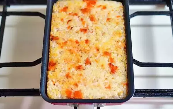 玉子焼き器で焼いて切るだけ！　管理栄養士の『握らない焼きおにぎり』が「側面もカリカリ」
