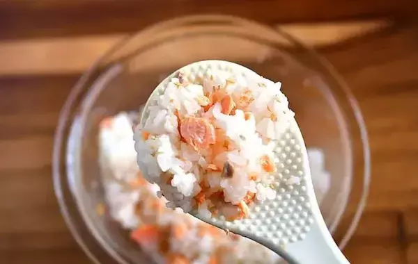玉子焼き器で焼いて切るだけ！　管理栄養士の『握らない焼きおにぎり』が「側面もカリカリ」