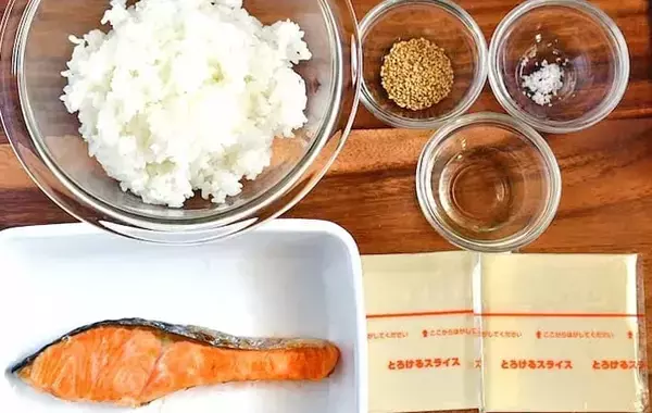 玉子焼き器で焼いて切るだけ！　管理栄養士の『握らない焼きおにぎり』が「側面もカリカリ」