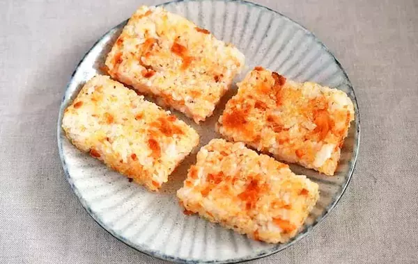 玉子焼き器で焼いて切るだけ！　管理栄養士の『握らない焼きおにぎり』が「側面もカリカリ」