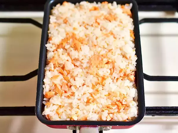 玉子焼き器で焼いて切るだけ！　管理栄養士の『握らない焼きおにぎり』が「側面もカリカリ」