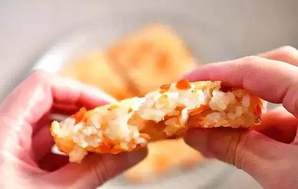 玉子焼き器で焼いて切るだけ！　管理栄養士の『握らない焼きおにぎり』が「側面もカリカリ」