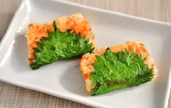玉子焼き器で焼いて切るだけ！　管理栄養士の『握らない焼きおにぎり』が「側面もカリカリ」