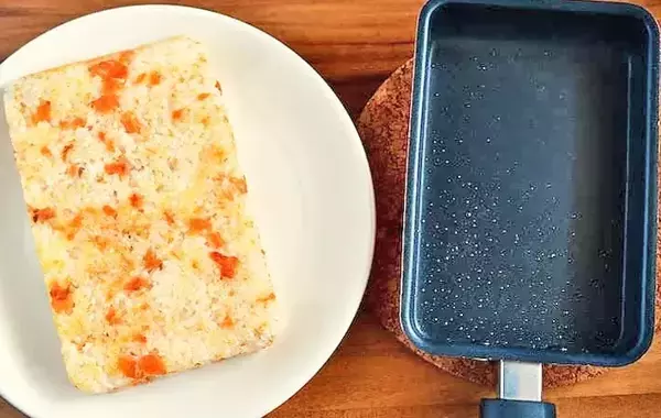 玉子焼き器で焼いて切るだけ！　管理栄養士の『握らない焼きおにぎり』が「側面もカリカリ」