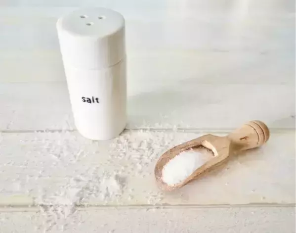 ツナ缶はスポンジでこすりません！　油汚れを落とす裏技に「考えつかなかった」【家事テク4選】