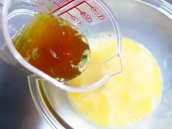 『うどんスープ』はお湯に溶かすだけじゃない！　卵に混ぜて焼いた結果がこちら