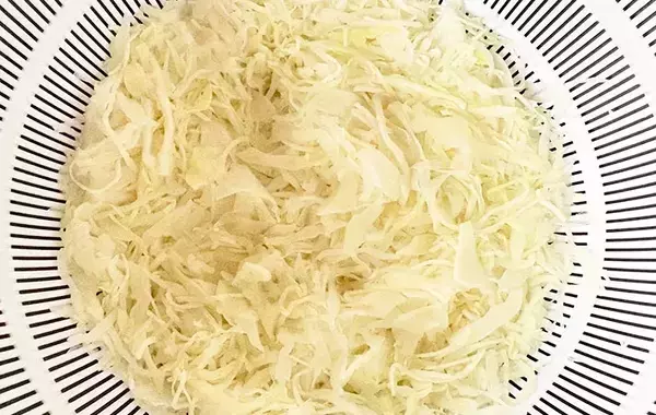 千切りキャベツを湯通しして？　春巻き“たこ焼き風”アレンジ【作り方】
