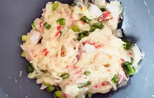 千切りキャベツを湯通しして？　春巻き“たこ焼き風”アレンジ【作り方】