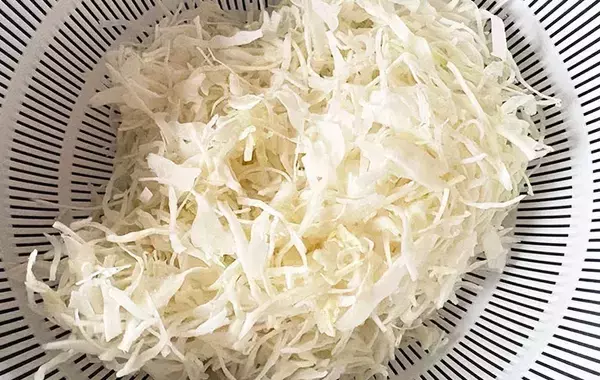 千切りキャベツを湯通しして？　春巻き“たこ焼き風”アレンジ【作り方】