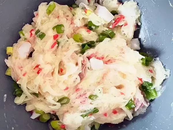 千切りキャベツを湯通しして？　春巻き“たこ焼き風”アレンジ【作り方】