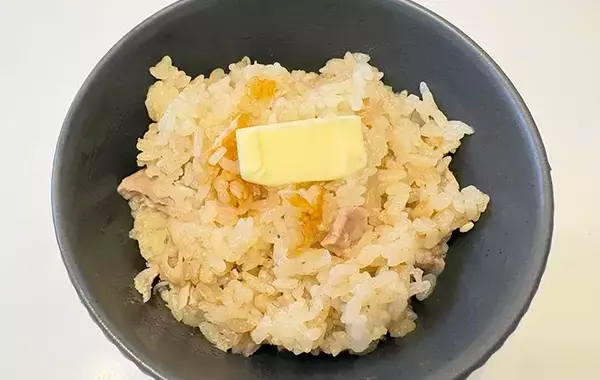 鶏もも肉は“丸ごと”炊いて！　炊飯器にドカンとのせるだけの簡単レシピ