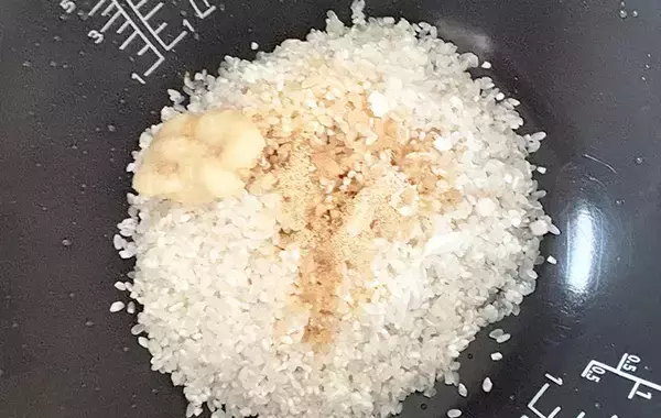 鶏もも肉は“丸ごと”炊いて！　炊飯器にドカンとのせるだけの簡単レシピ
