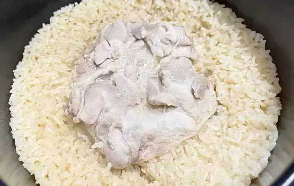 鶏もも肉は“丸ごと”炊いて！　炊飯器にドカンとのせるだけの簡単レシピ