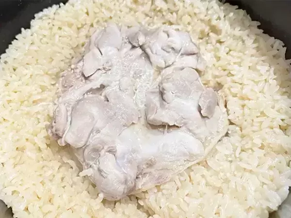 鶏もも肉は“丸ごと”炊いて！　炊飯器にドカンとのせるだけの簡単レシピ