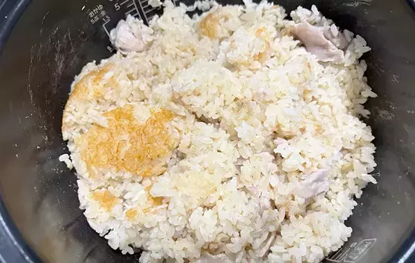 鶏もも肉は“丸ごと”炊いて！　炊飯器にドカンとのせるだけの簡単レシピ