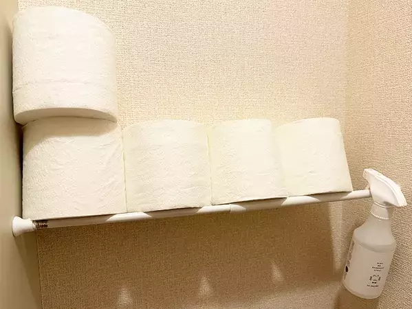 トイレットペーパー、まだ袋のまま置いてる？　つっぱり棒1本で解決する方法に感動