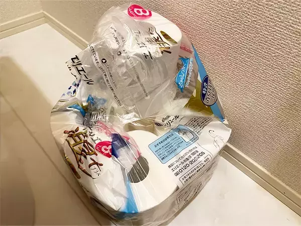 トイレットペーパー、まだ袋のまま置いてる？　つっぱり棒1本で解決する方法に感動