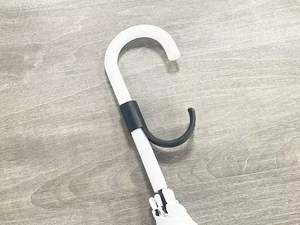 傘さしてても、手が塞がらない！　100均で見つけた救世主に「こんな商品があったんだ！」