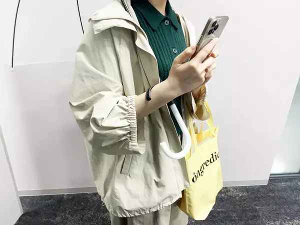 傘さしてても、手が塞がらない！　100均で見つけた救世主に「こんな商品があったんだ！」