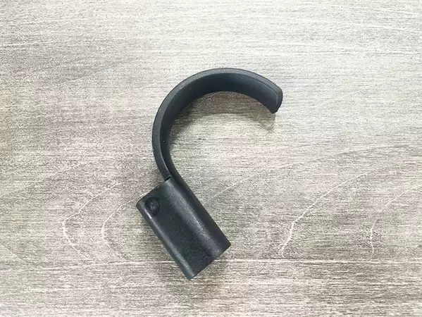 傘さしてても、手が塞がらない！　100均で見つけた救世主に「こんな商品があったんだ！」