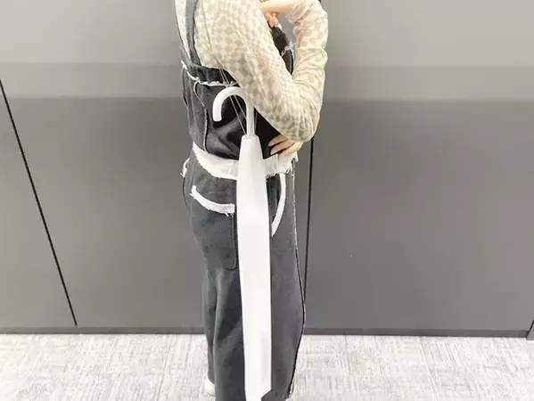 濡れた傘で服がビシャビシャ…←100均で解決！　見つけたら即買いレベルのアイテムに「もう手放せない」