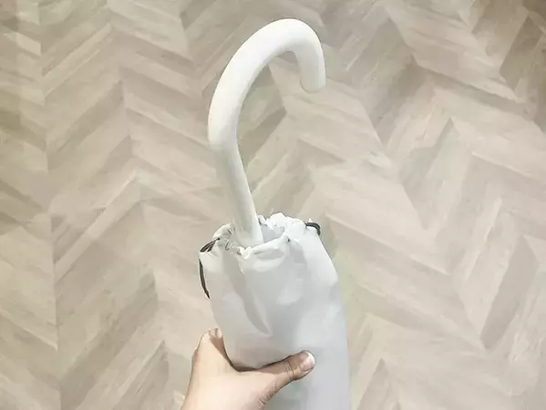 濡れた傘で服がビシャビシャ…←100均で解決！　見つけたら即買いレベルのアイテムに「もう手放せない」