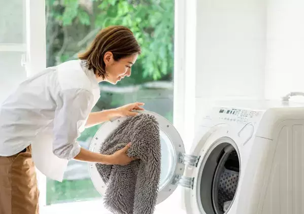 バスタオルと足ふきマット、洗濯機で一緒に洗うと汚い？　洗濯のプロが回答