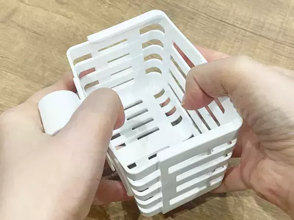100均で見つけた「水切りカゴにつける小物入れ」　手で広げると？「見た目以上に便利」