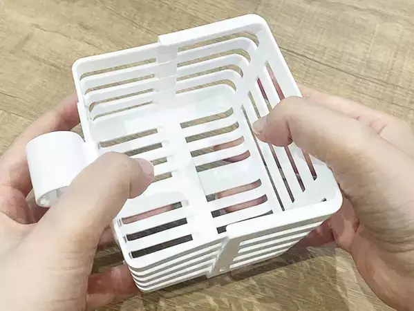 100均で見つけた「水切りカゴにつける小物入れ」　手で広げると？「見た目以上に便利」